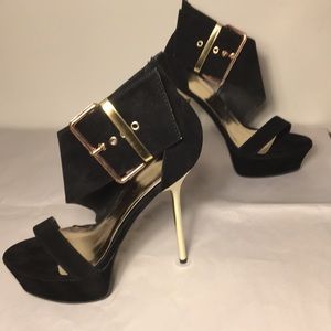 💥SALE $10💥 NWOT black velvet & gold stiletto 8.5
